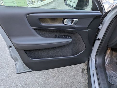 Used 2025 Volvo EX40 Core w/ Climate Package image 12