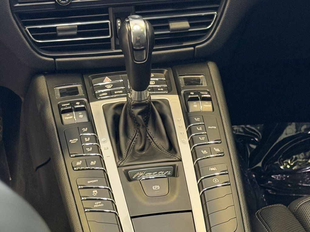 Certified 2020 Porsche Macan AWD/4WD image 17