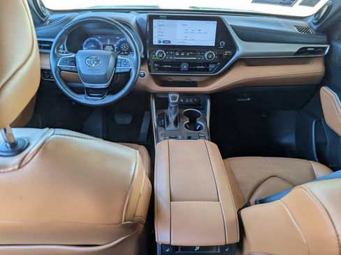 Used 2024 Toyota Highlander Platinum FWD image 18