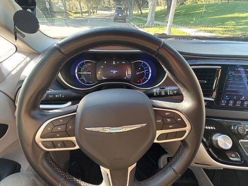 Used 2018 Chrysler Pacifica Touring-L FWD image 11