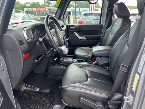 Used 2015 Jeep Wrangler Unlimited Rubicon AWD/4WD image 13