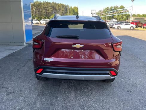Used 2024 Chevrolet Trax LT w/ Driver Confidence Package FWD image 5