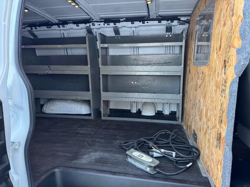 Used 2015 Chevrolet Express 2500 RWD image 23