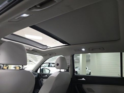 Used 2021 Volkswagen Tiguan SE w/ Panoramic Sunroof Package image 12
