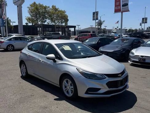 Used 2017 Chevrolet Cruze LT FWD image 3