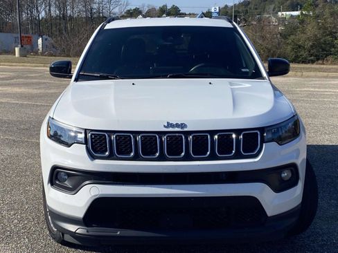 Used 2024 Jeep Compass Latitude image 2