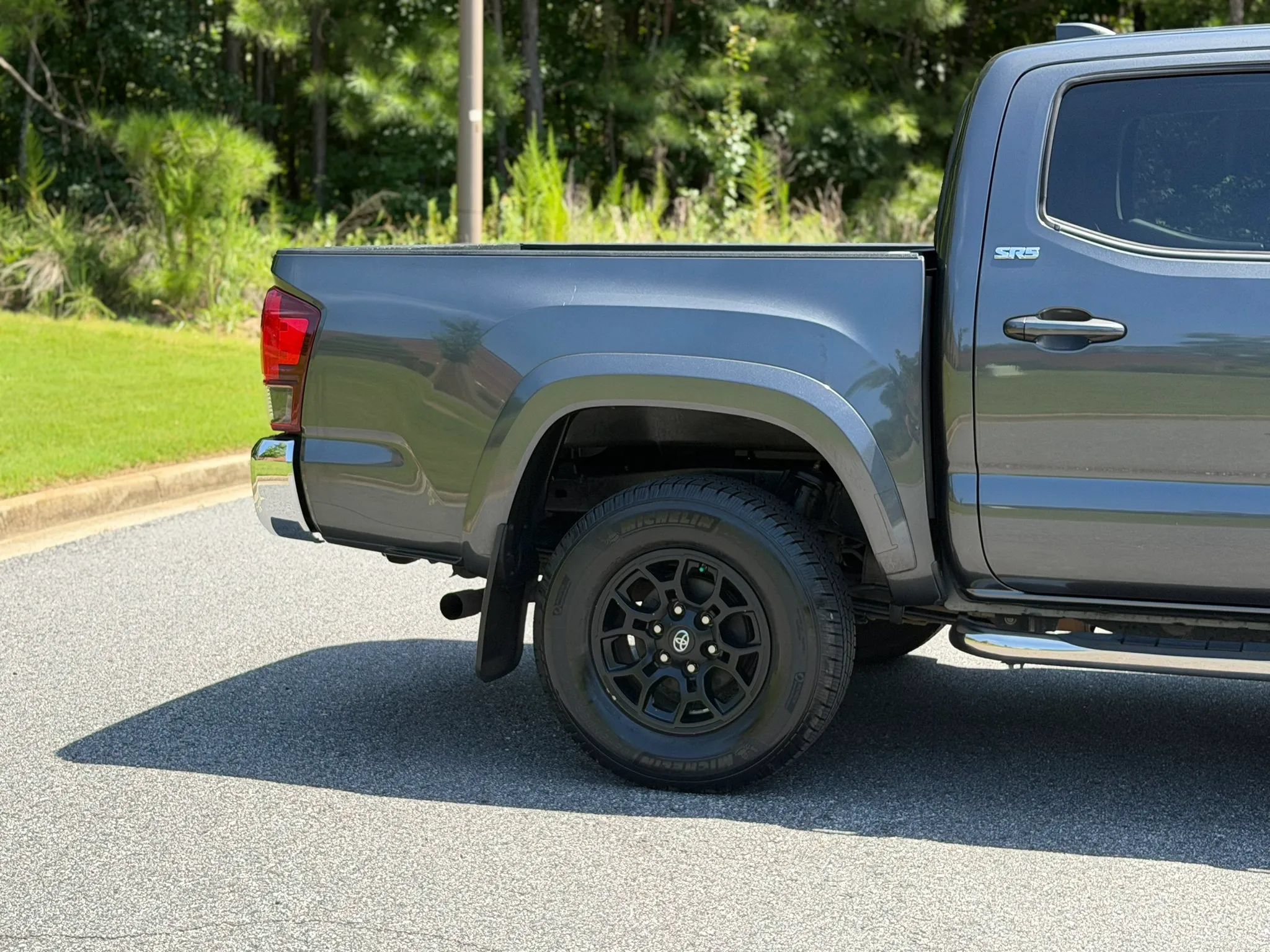 Used 2020 Toyota Tacoma SR5 AWD/4WD image 8