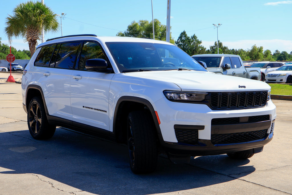 Used 2023 Jeep Grand Cherokee L Laredo RWD image 26