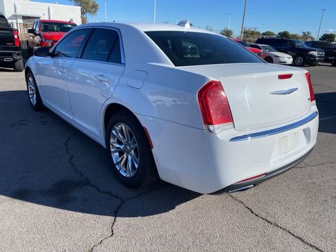 Used 2018 Chrysler 300 Touring w/ Driver Convenience Group image 8