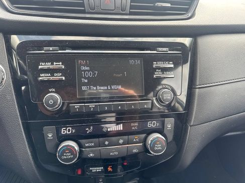 Used 2017 Nissan Rogue SV AWD/4WD image 8