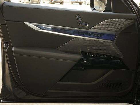 Used 2024 BMW 740i w/ Premium Package image 26