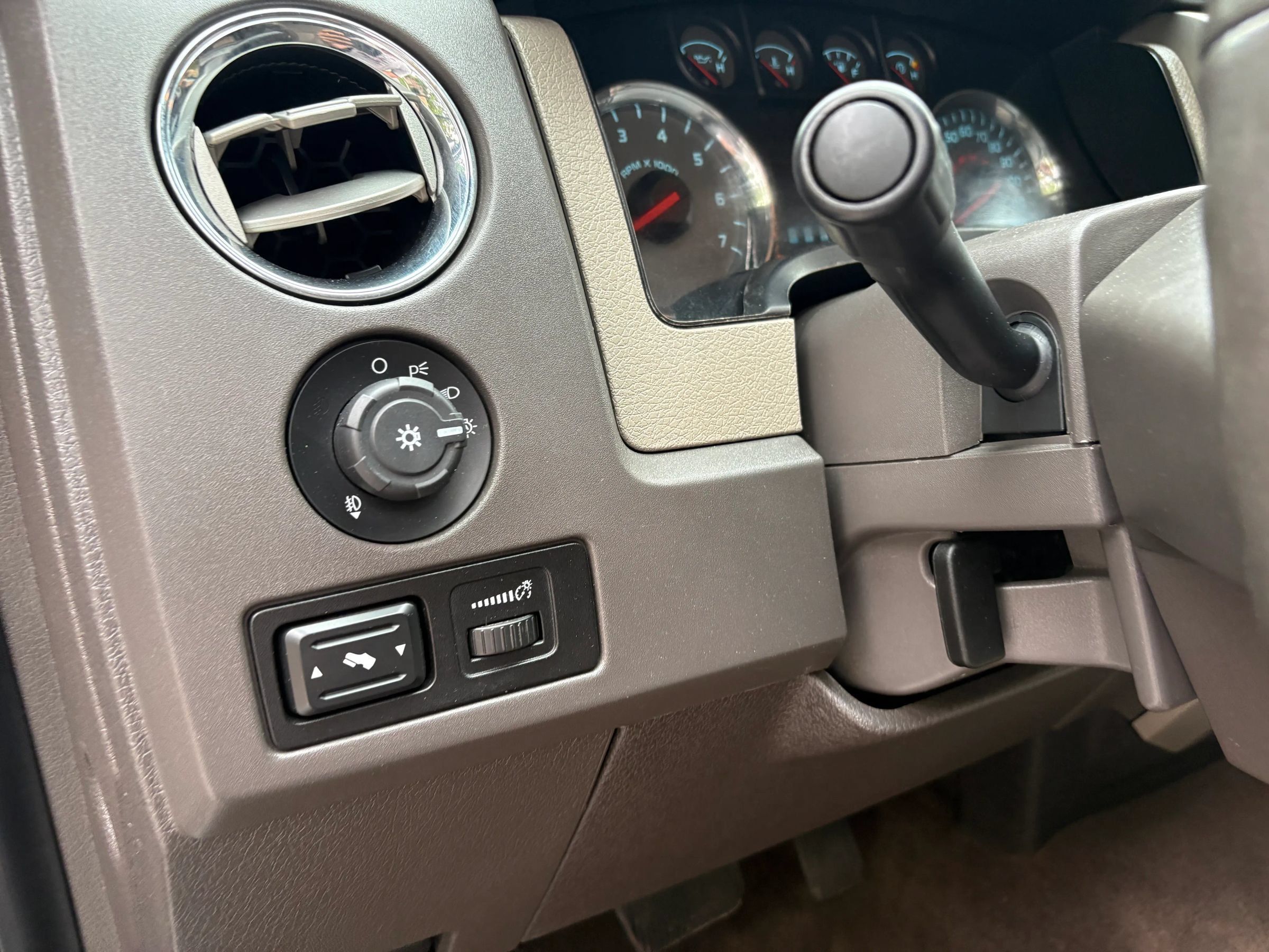 Used 2010 Ford F150 XLT AWD/4WD image 12