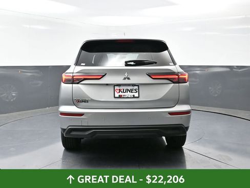 Used 2025 Mitsubishi Outlander ES image 12