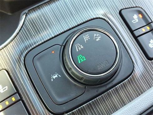 Certified 2023 GMC Acadia SLT image 24