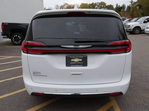 Used 2022 Chrysler Pacifica Touring-L image 6
