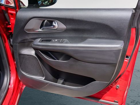 Used 2025 Chrysler Pacifica Select FWD image 30