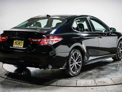 Certified 2020 Toyota Camry SE image 5