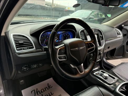 Used 2017 Chrysler 300 C image 8