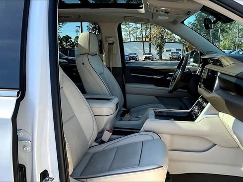 Used 2022 GMC Yukon Denali w/ Denali Premium Package image 8