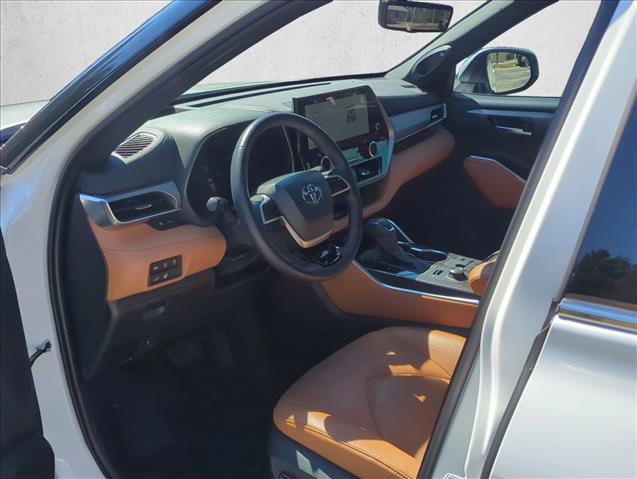 Used 2025 Toyota Highlander Platinum AWD/4WD image 11