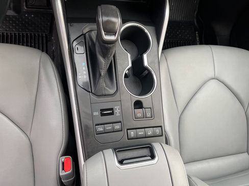 Used 2020 Toyota Highlander XLE image 34