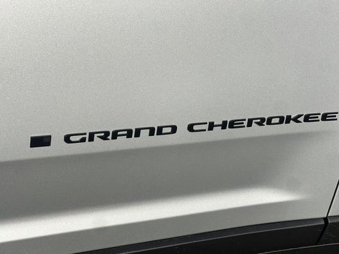 New 2026 Jeep Grand Cherokee Altitude image 7