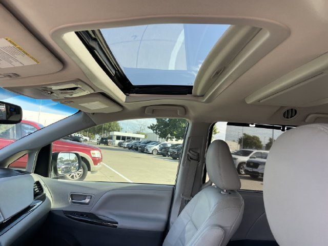 Used 2017 Toyota Sienna XLE Premium FWD image 25