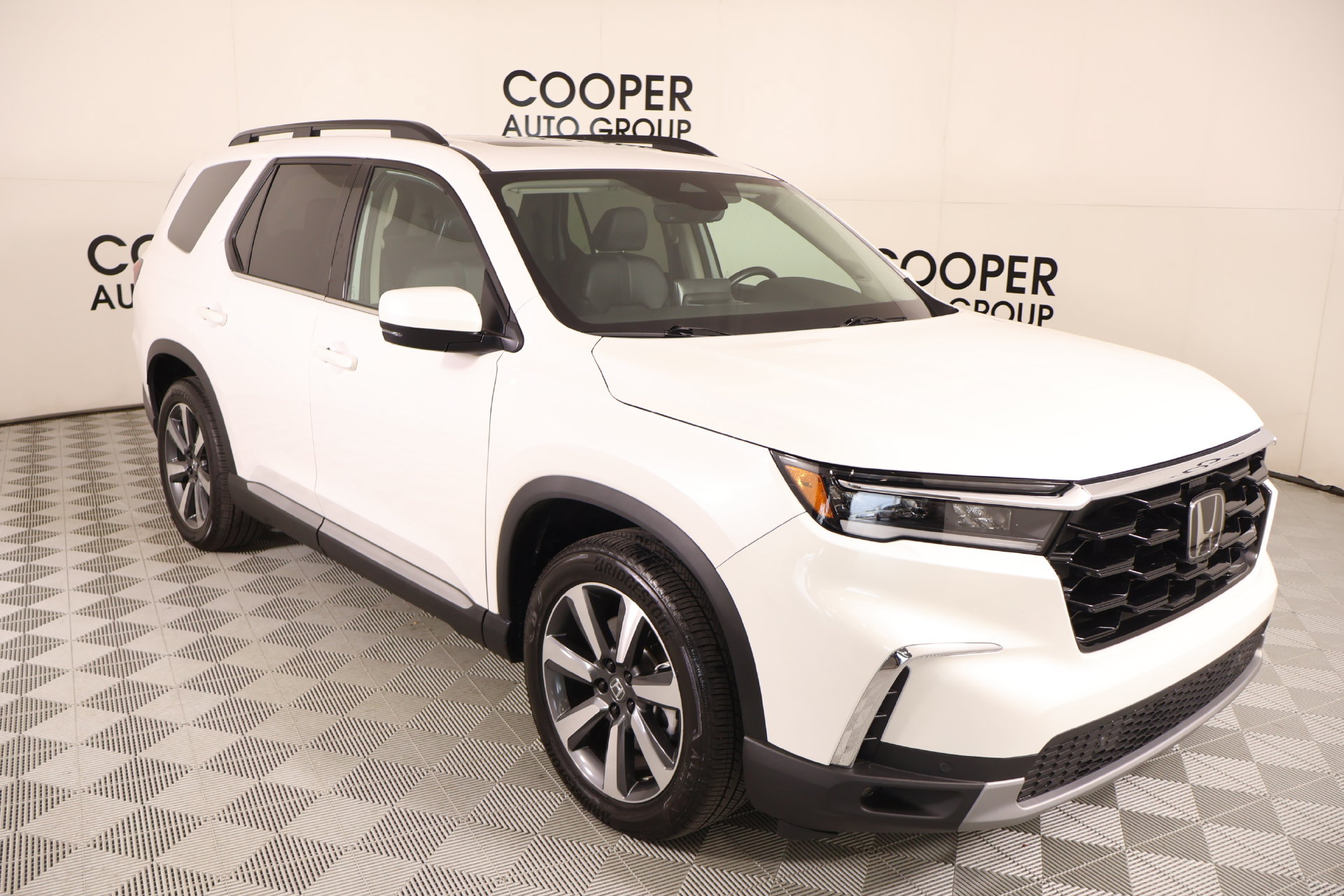 Used 2025 Honda Pilot Touring image 1