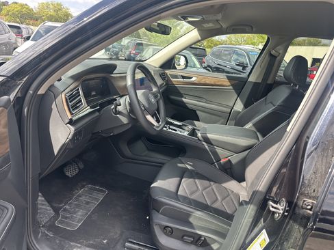 Used 2024 Volkswagen Atlas SE AWD/4WD image 13