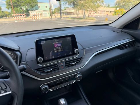 Used 2025 Nissan Altima 2.5 SV FWD image 18