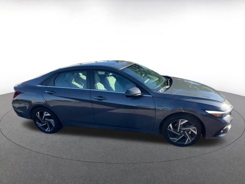 Used 2025 Hyundai Elantra Limited image 16