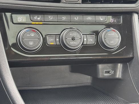 Used 2019 Volkswagen Jetta SEL w/ Cold Weather Package image 19