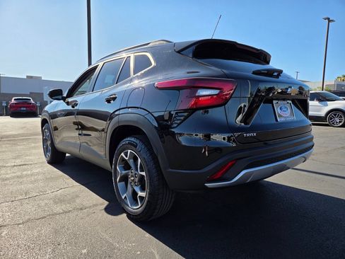 Used 2025 Chevrolet Trax LT FWD image 4
