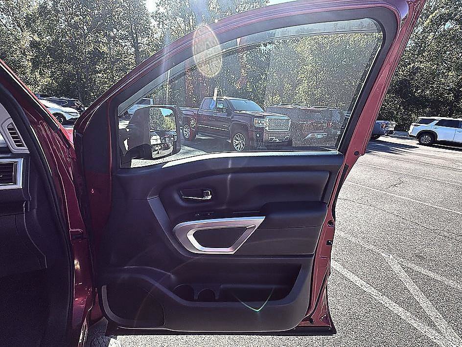 Used 2017 Nissan Titan SV RWD image 31