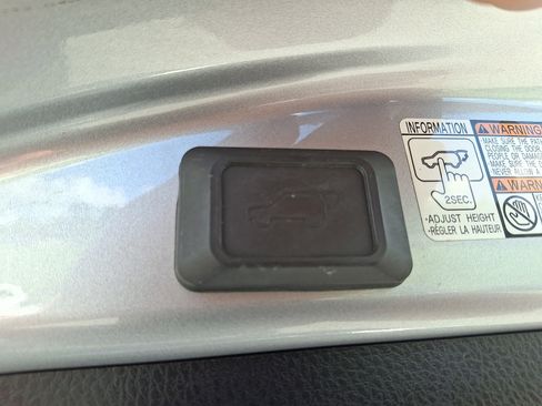 Used 2018 Toyota RAV4 Limited AWD/4WD image 30