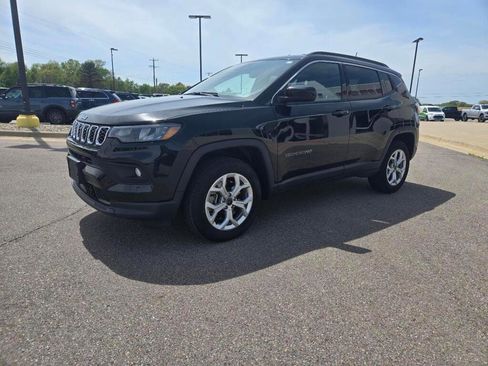 Used 2025 Jeep Compass Latitude AWD/4WD image 3
