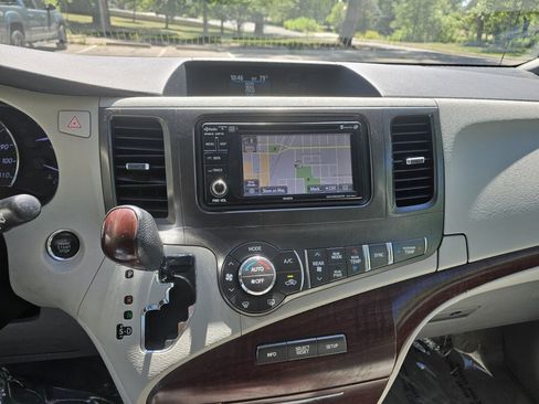 Used 2013 Toyota Sienna XLE AWD/4WD image 17
