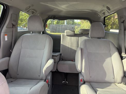 Used 2018 Toyota Sienna L image 9