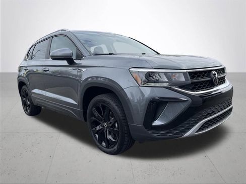 Used 2023 Volkswagen Taos SE w/ Panoramic Sunroof Package image 3