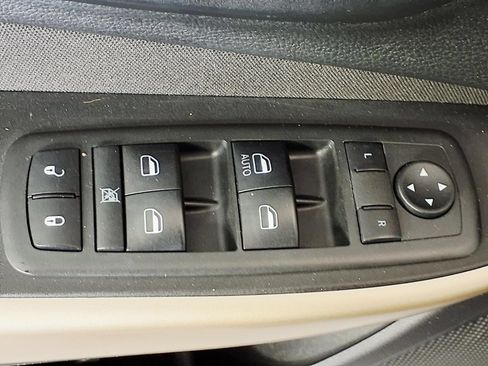 Used 2018 Jeep Cherokee Latitude w/ Altitude Package FWD image 15