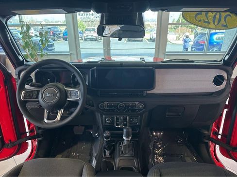 Used 2025 Jeep Wrangler Unlimited Sahara AWD/4WD image 17