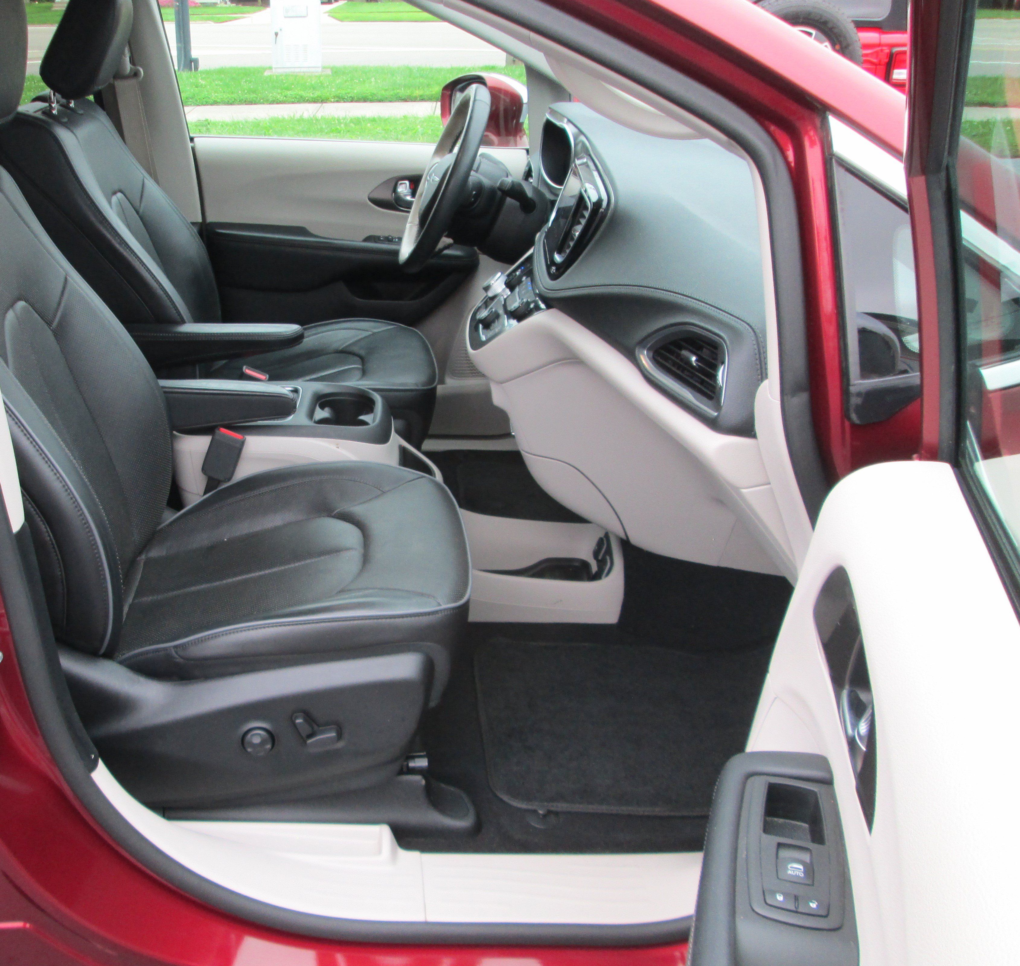 Used 2019 Chrysler Pacifica Limited w/ Advanced Safetytec Group FWD image 12
