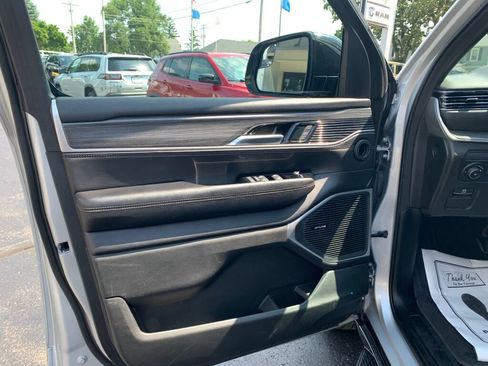 Used 2023 Jeep Wagoneer L Series II AWD/4WD image 10
