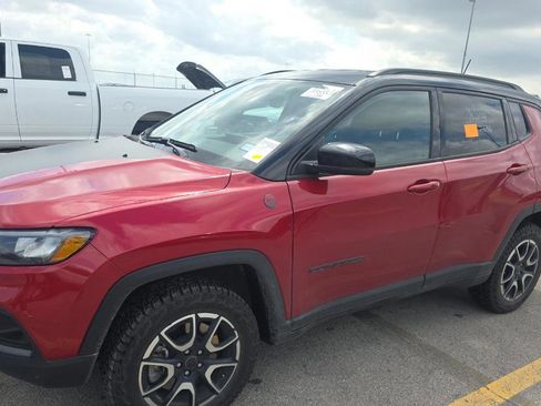 Used 2025 Jeep Compass Trailhawk image 1