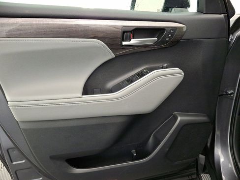 Used 2024 Toyota Highlander Limited image 10