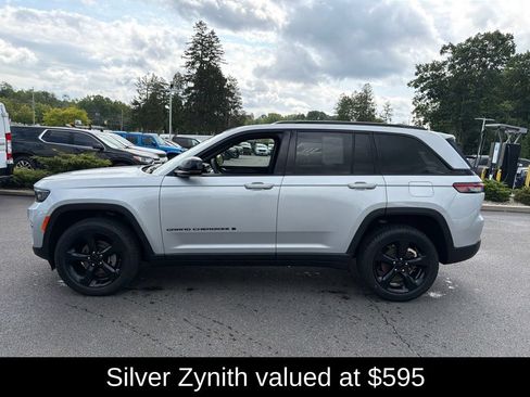 Used 2023 Jeep Grand Cherokee Altitude AWD/4WD image 7