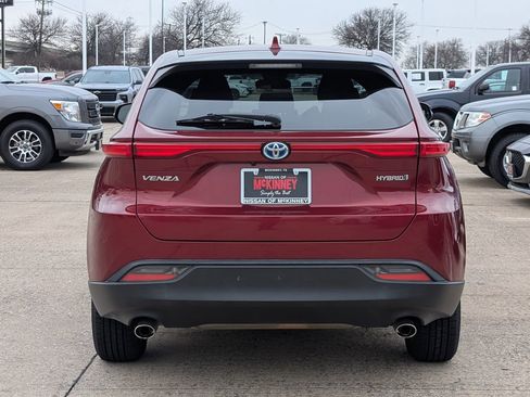 Used 2022 Toyota Venza LE image 4