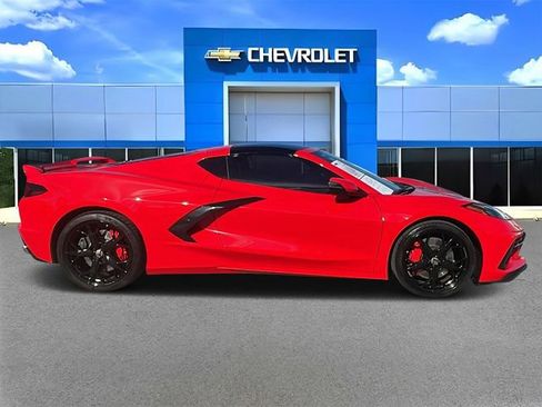 Used 2021 Chevrolet Corvette Stingray Coupe w/ Z51 Performance Package image 2
