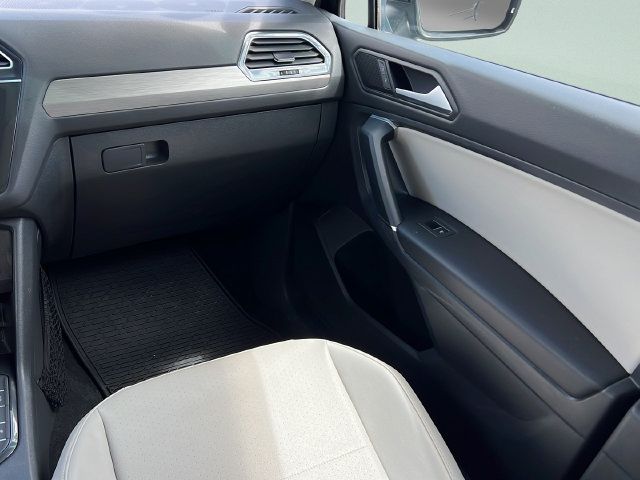 Used 2020 Volkswagen Tiguan SEL AWD/4WD image 14