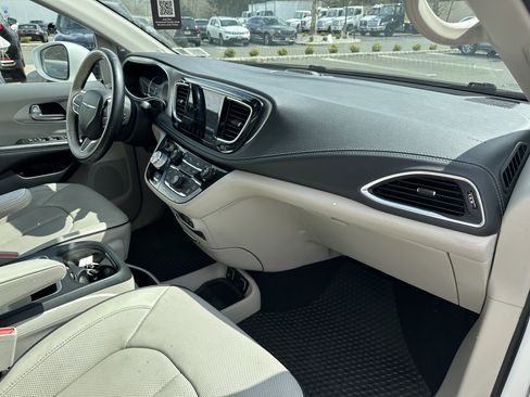 Used 2018 Chrysler Pacifica Limited w/ Advanced Safetytec Group image 35